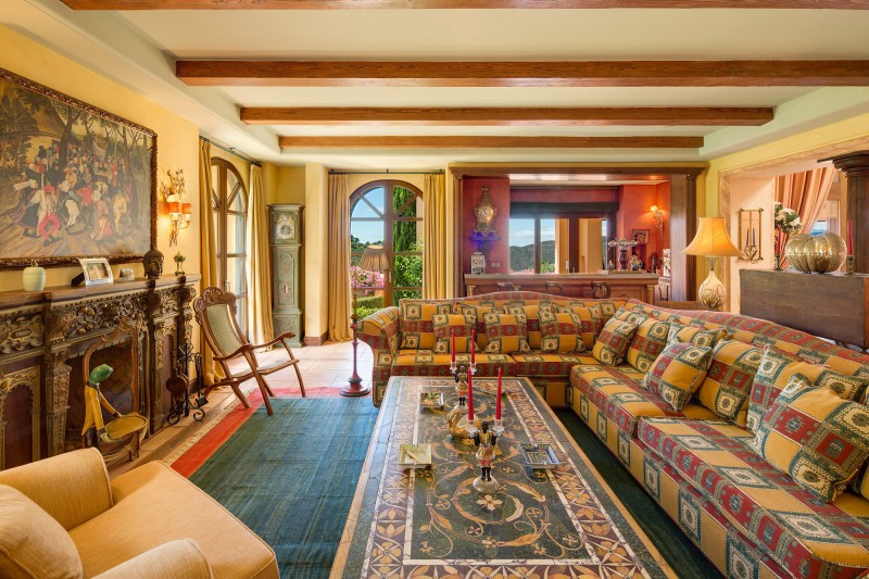 Library of Luxury Property Finca Sagitario